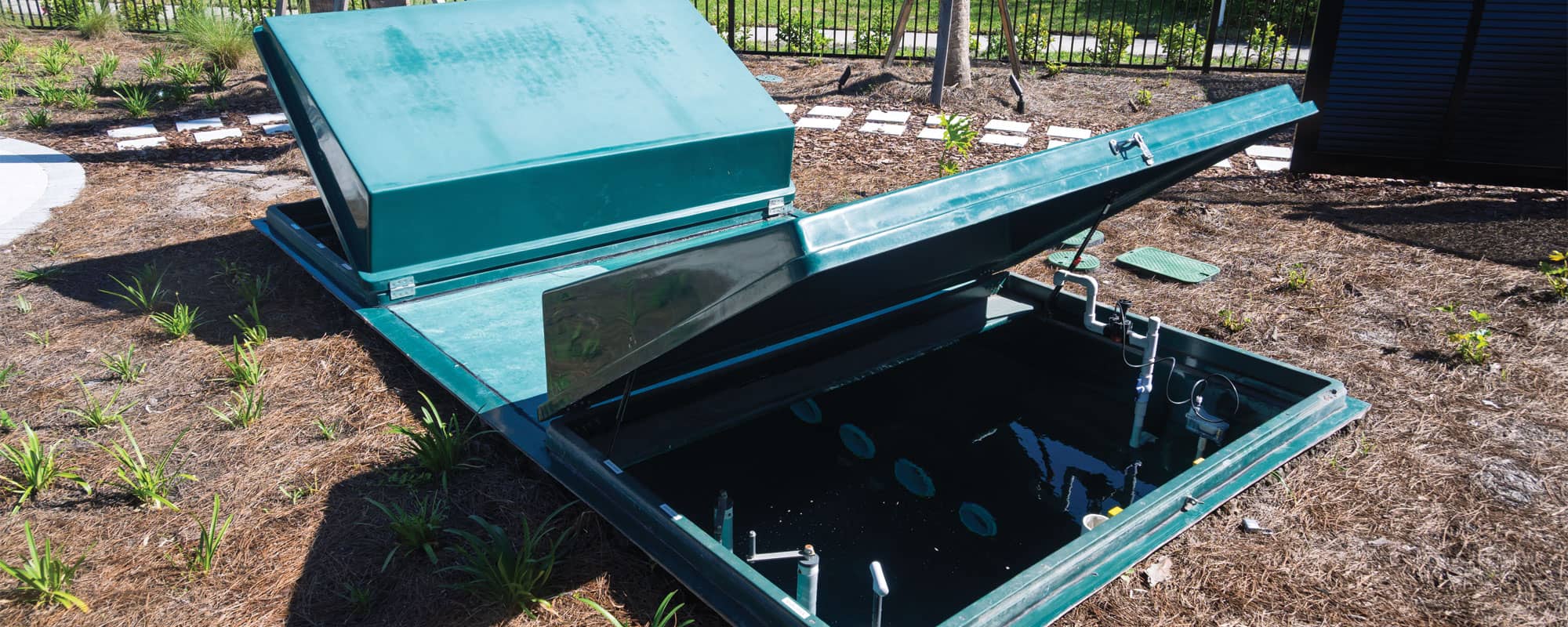 green, dual-lid collector tank